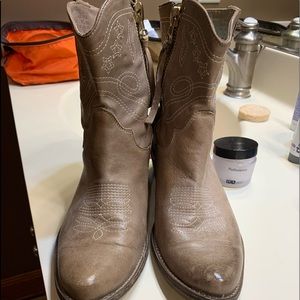 Sundance low cut cow girl / cow boy boots.